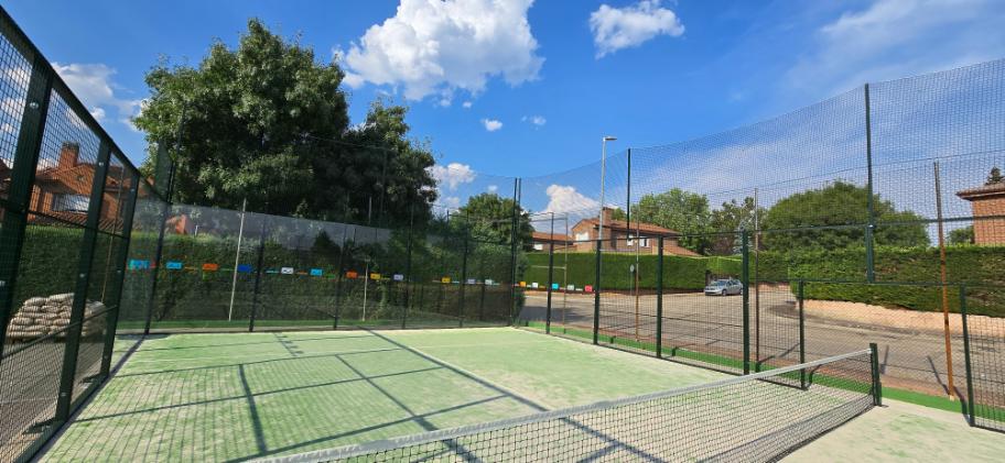 Nuevas redes altas en la pista de pádel